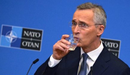 Столтенберг допустил возможность территориальных уступок Украины