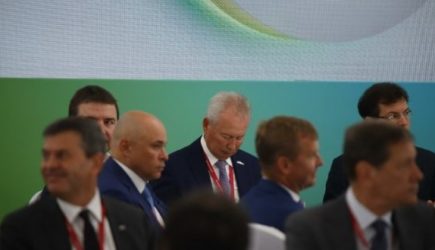 Парики, маски, плащи: как западный бизнес работает в России инкогнито