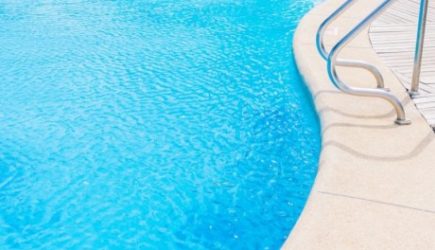 В Израиле обвалилось дно бассейна — двух человек втянуло в семиметровую воронку (видео)