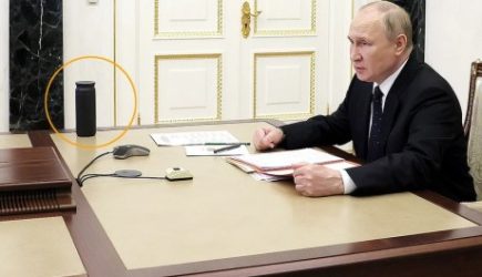 На столе у Путина заметили новый необычный предмет. И вот, что это
