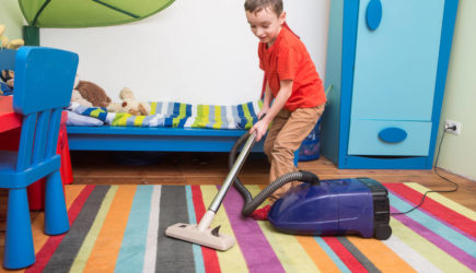 Психолог назвала способ заставить ребенка убираться без скандала