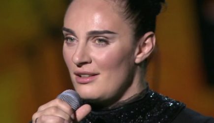 На ярмарке потехи ради: оскорбившую верующих Ваенгу требуют наказать