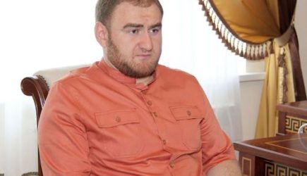 «Взвешиваем на весах»: у сенатора Арашукова нашли несметное количество денег