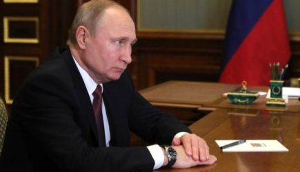 Путин утвердил список банков, с акциями которых нельзя проводить сделки без спецразрешения