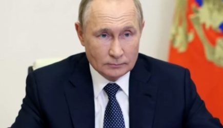 Путин поручил провести индексацию зарплат бюджетников в январе