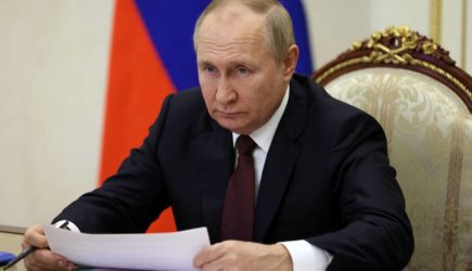 Путин заявил о подносящем фитиль к распаду России Западе