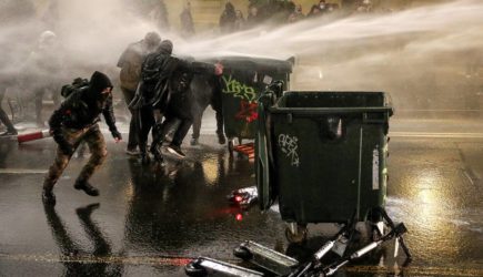 Против протестующих в Грузии применили слезоточивый газ