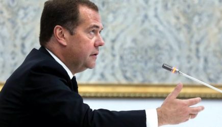 Медведев назвал арест президента России за рубежом равнозначным объявлению войны