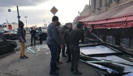 Петербуржцы сообщили о взрыве в кафе на Университетской набережной