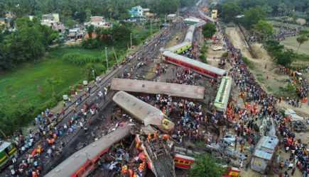 Власти Индии назвали причиной крушения поездов изменение в системе электронной блокировки