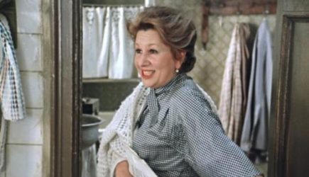 «Была несчастливым и одиноким человеком»: трагичная судьба звезды «Покровских ворот» Ульяновой