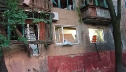 В Донецке жилой дом выгорел после попадания снаряда натовского калибра