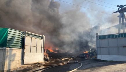 Крупный пожар на российском складе макулатуры локализовали