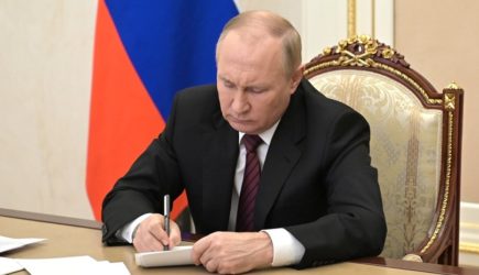 Путин повысил на пять лет возраст пребывания в запасе ряда граждан с воинскими званиями