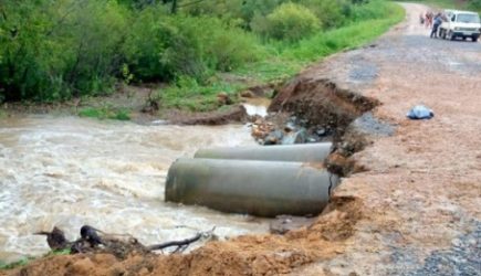 В Приморье двоих детей затянуло потоком воды в трубу