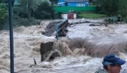 Потоки воды смыли базу отдыха в Приморье