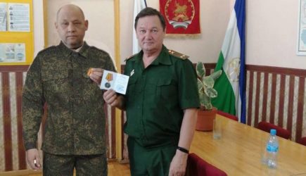 Лежавшего в госпитале россиянина прифотошопили для «вручения» ему медали за СВО