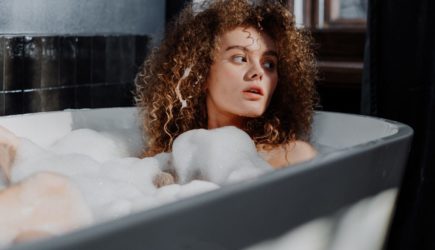 Как ванна с пеной вредит женскому организму?
