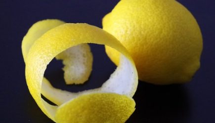 Не выбрасывайте лимонные корочки, лучше используйте их в быту: результату не нарадуетесь