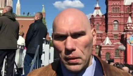 Не может такого быть: россиянки лишились дара речи при виде сына Валуева