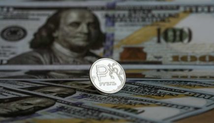 Курс доллара поднялся до 101 рубля впервые с 14 августа