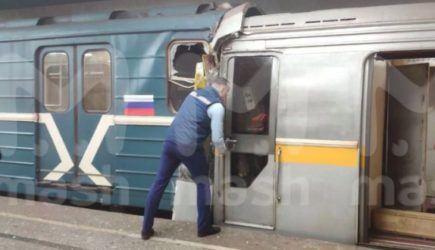 В московском метро столкнулись два поезда, машиниста зажало в кабине