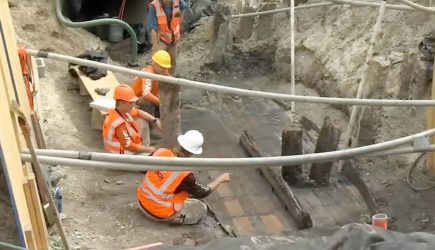 Строители обнаружили древнюю лодку под землей во время ремонтных работ