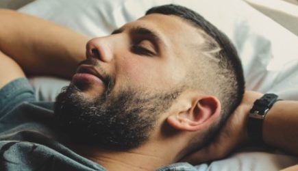 «Так спать нельзя!»: самые опасные позы для сна