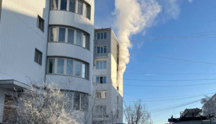 Люди пытаются спастись из горящей многоэтажки в Якутии