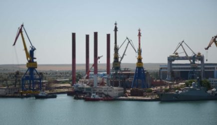 МО: в результате ракетного удара ВСУ по заводу в Керчи повреждён корабль