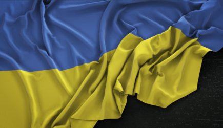 Известный певец надругался над флагом Украины на концерте