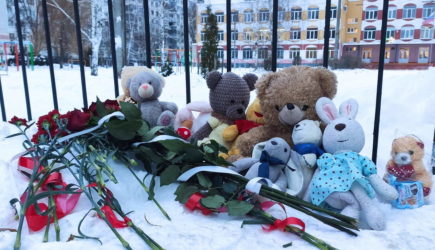 Стихийный мемориал появился у гимназии в Брянске после стрельбы