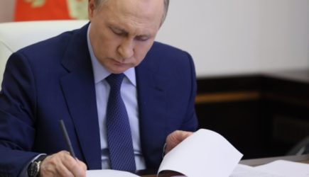 Путин подтвердил освобождение всех пенсионеров от уплаты комиссий по ЖКХ