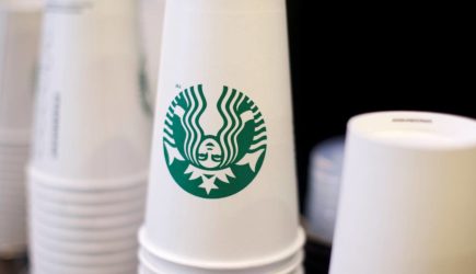 В Турции телеведущую уволили из-за стакана Starbucks