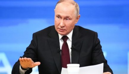 Путин заявил о необходимости поднять зарплаты учителям