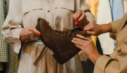 Зачем тереть замшевую обувь молоком &mdash; топовые лайфхаки сделать ее как новой