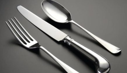 Положите в этот прокисший продукт ложки и вилки: 30 минут &mdash; и заблестят как новые