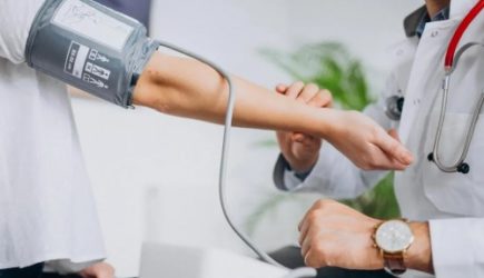 &laquo;Нужно отправлять на лесоповал&raquo;: доктор Мясников развеял миф о пониженном давлении