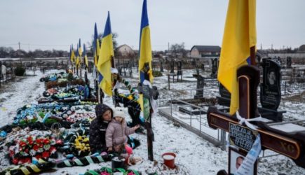 Харьковчанка спустя год сняла новое видео с могилами военных ВСУ