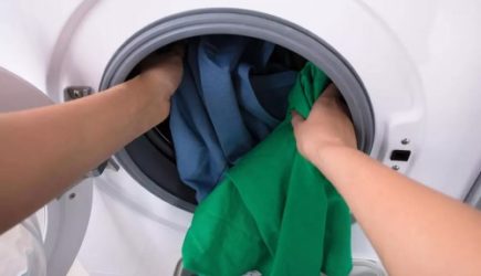 Не кидайте в машинку сухое белье никогда: это узнают многие только сейчас