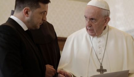 Зеленский резко ответил Папе Римскому на призыв поднять белый флаг