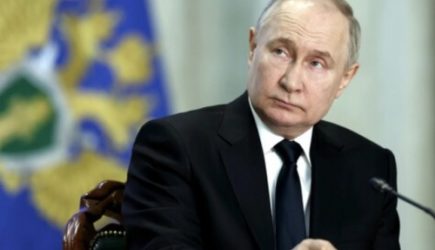 Лидер профсоюзов зачитал Путину стихи на съезде