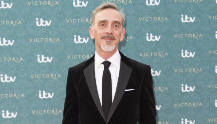 Внезапно умер знаменитый актер, звезда «Доктора Кто» Адриан Шиллер