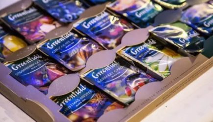 Для чего нужен бумажный ярлычок на чайном пакетике: можно ли пить чай, если он попал в чашку