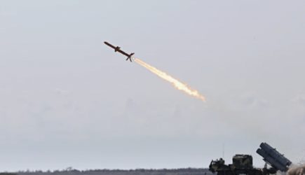 Россия перехватила украинскую ракету «Нептун» над Черным морем. Жители Севастополя сообщали о мощных взрывах над городом