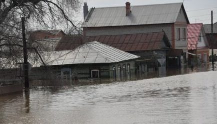 Под Оренбургом прорвало ещё одну дамбу: Чтобы спасти один посёлок, пожертвовали другим