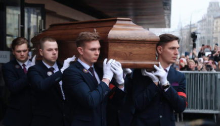 Почему на могиле чистокровного еврея Ширвиндта поставили православный крест