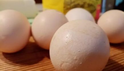Зачем протыкать яйцо иголкой перед варкой: кулинарный трюк, о котором стоит узнать всем