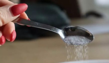 Зачем добавлять в средство для посуды соль и зубную пасту: не все хозяйки знают