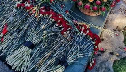 Упокой, Господи: люди несут цветы и свечи к фамильному захоронению Заворотнюк